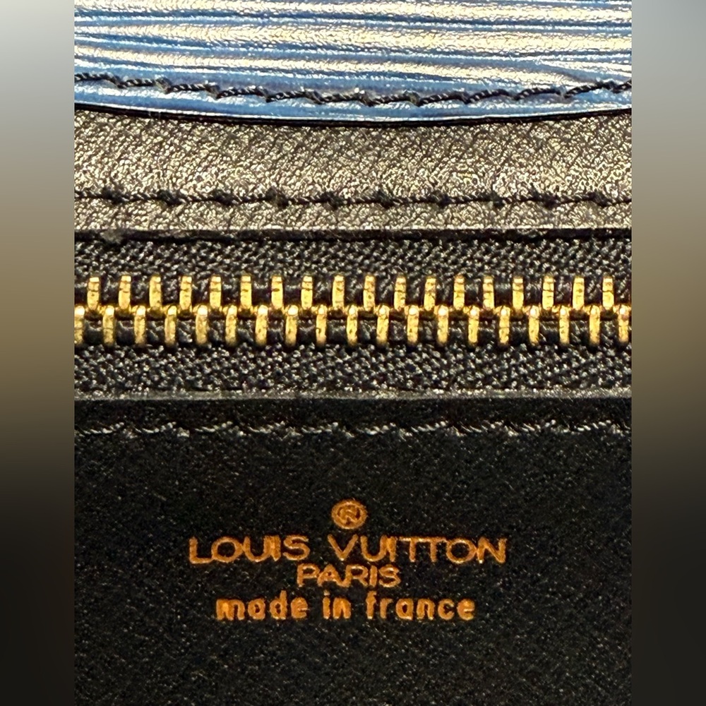 Louis Vuitton Montaigne 23 Clutch Toledo Blue Epi Leather - Picture 13 of 14
